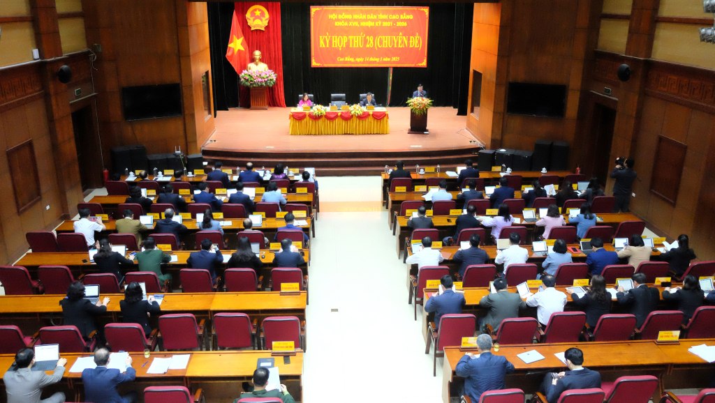 The 28th session (special session) of the Cao Bang Provincial People's Council dismissed 6 members of the Provincial People's Committee. Photo: The Hien