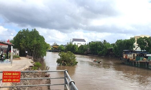Mới đầu mùa khô đã xảy ra sạt lở ngay trung tâm thành phố Bạc Liêu. Ảnh: Nhật Hồ