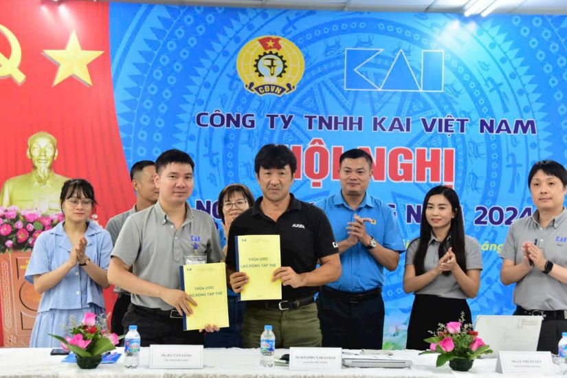 Mr. Nguyen Dinh Thang - Chairman of the Hanoi Industrial Parks and Export Processing Zones Trade Union (3rd from right) supported the grassroots trade union and witnessed the signing of the Collective Labor Agreement at KAI Vietnam Co., Ltd. Photo: Industrial Park Trade Union