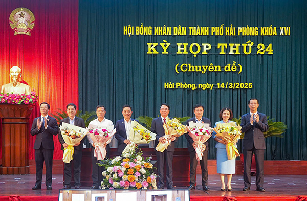 Leaders of the Hai Phong City People's Council presented flowers to individuals dismissed this time. Photo: Dam Thanh