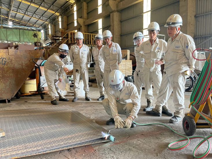 Mr. Than Nhat Long trains employees in the factory. Photo: Character provided