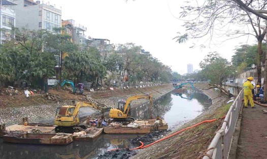 Hà Nội đang tập trung xử lý nước thải, làm sạch các dòng sông. Ảnh: Khánh An