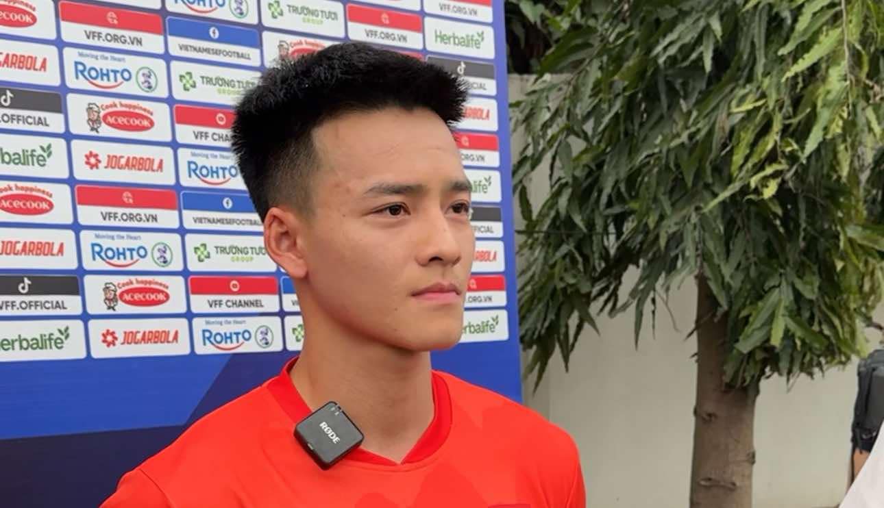 Striker Nguyen Thanh Nhan answered an interview before the training session of U22 Vietnam. Photo: An Nguyen