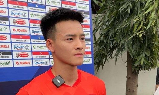 Tiền đạo Nguyễn Thanh Nhàn trả lời phỏng vấn trước buổi tập của U22 Việt Nam. Ảnh: An Nguyên
