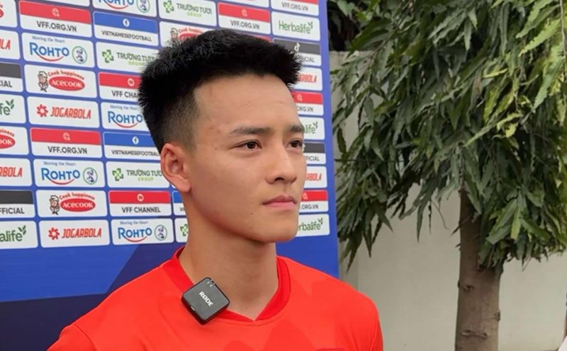 Striker Nguyen Thanh Nhan answered an interview before the training session of U22 Vietnam. Photo: An Nguyen