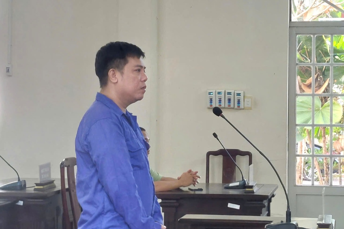 Bị cáo Tâm tại phiên tòa xét xử tội lừa đảo và sử dụng tài liệu giả. Ảnh: Thành An