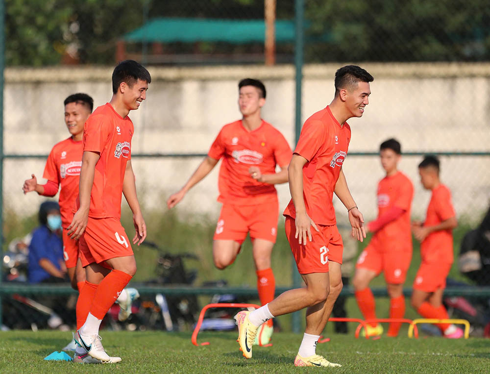 Tien Linh vui ve tap luyen cung toan doi. Anh cho biet chi can nghi ngoi 1-2 ngay thi tinh trang se on dinh va co the tap luyen cung nhu thi dau.