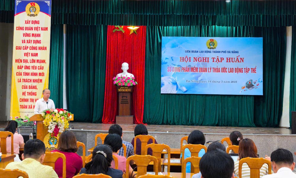 The Da Nang City Labor Federation organized a training conference on the use of collective labor agreement management software for grassroots unions. Photo: Tuong Minh