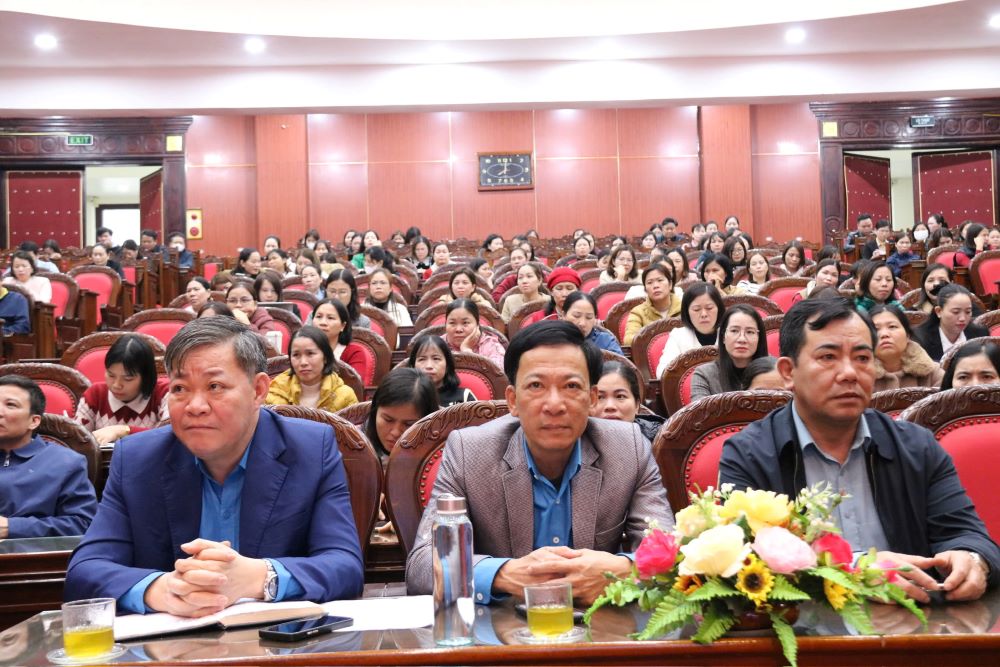 Delegates and union officials attended the communication conference on health care and behavioral skills, and education of children in the family. Photo: Ba Manh