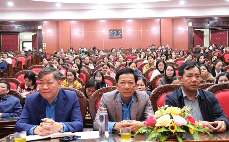 Delegates and union officials attended the communication conference on health care and behavioral skills, and education of children in the family. Photo: Ba Manh