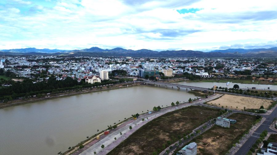 Kon Tum city is dynamic along the Dak Bla river. Photo: THANH TUAN