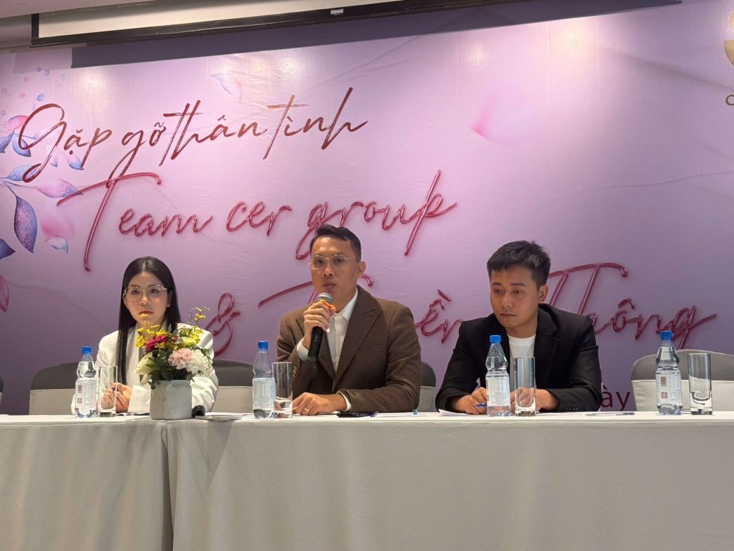 Hang Du Cac (left), representative of Chi Em rot company (middle) and Quang Linh Vlogs (right) at the press conference on the afternoon of March 14 about advertising errors for vegetable candy. Photo: Dinh Truong