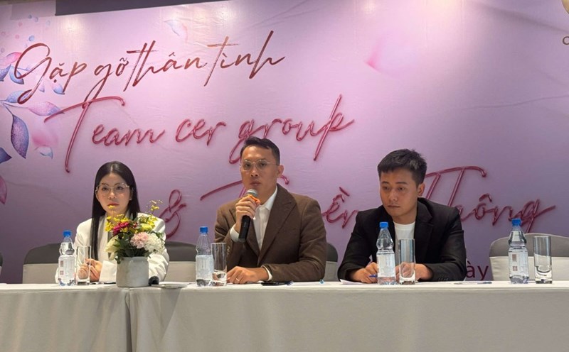 Hang Du Cac (left), representative of Chi Em rot company (middle) and Quang Linh Vlogs (right) at the press conference on the afternoon of March 14 about advertising errors for vegetable candy. Photo: Dinh Truong
