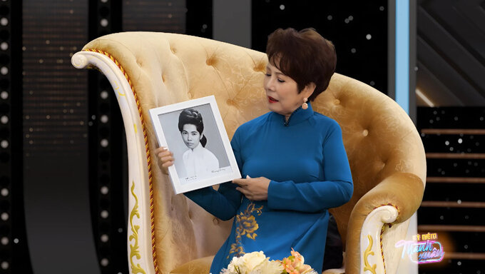 Danh ca Phuong Dung va buc anh cung ta ao dai trang. Anh: Chuong trinh cung cap.
