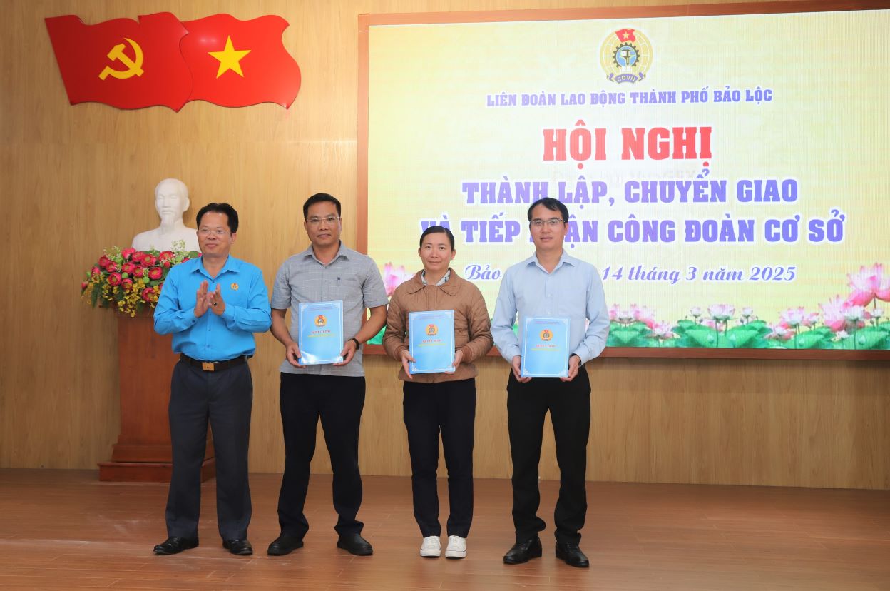 Bao Loc City Labor Federation received 25 grassroots unions with more than 1,690 union members. Photo: Lam Hong