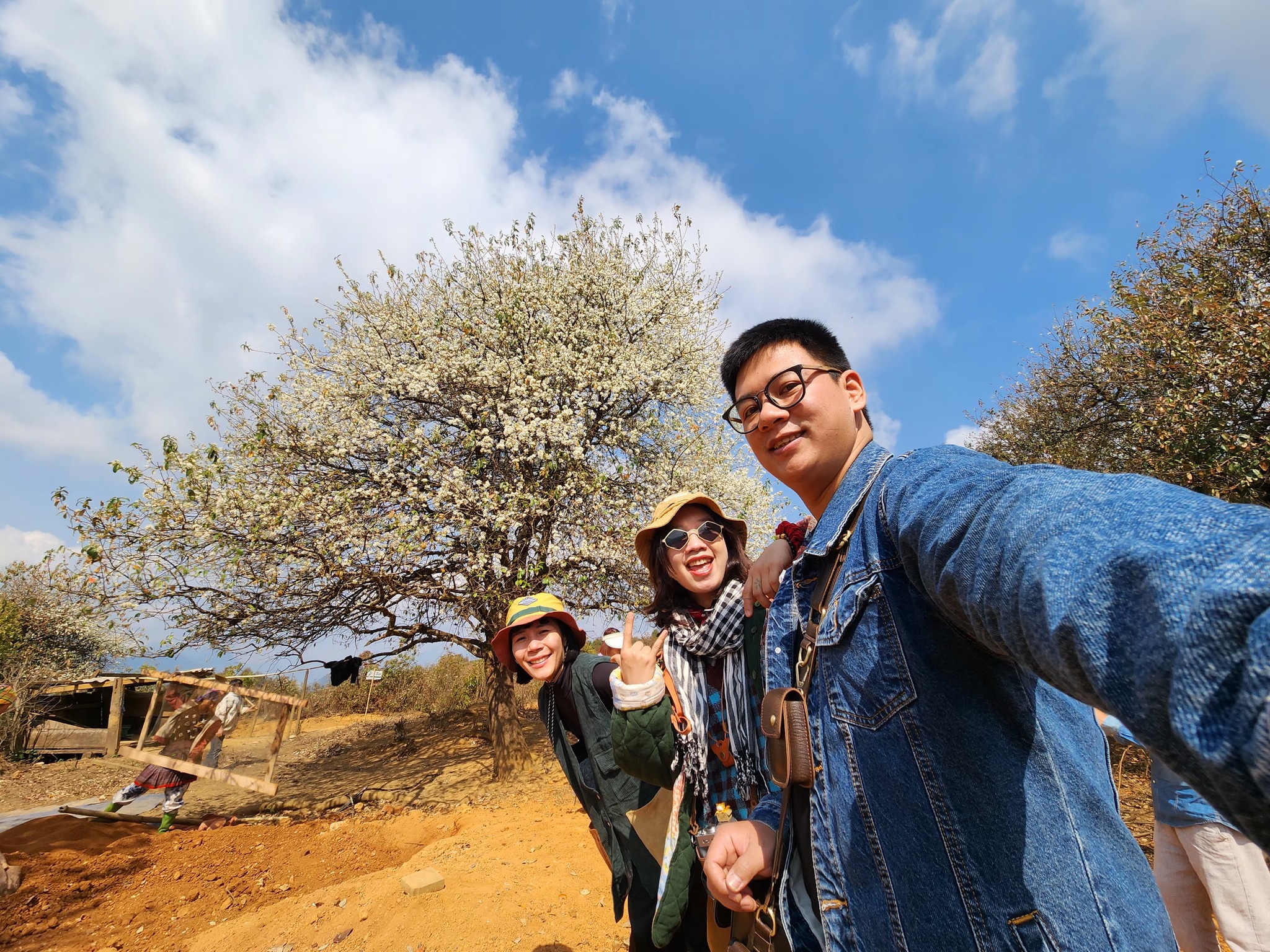 Hoang Minh Duc va ban be tu Ha Noi den Nam Nghep san anh mua hoa son tra dau thang 3. Duc cho biet di ngay trong tuan nen khong dong khach, co the o homestay mot dem, cam trai mot dem. Homestay du khach ghe cac ban Luot, Dong Xuong, Na Tau, Nam Nghep, gia moi dem o phong cong dong khoang 150.000 dong, phong rieng tu 300.000 - 800.000 dong. Anh: Hoang Minh Duc