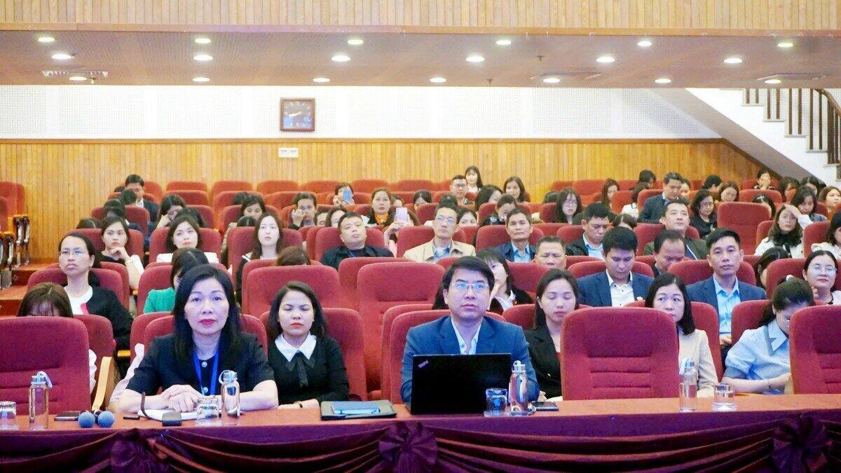 Leaders of the Long Bien District Labor Federation and union officials in the district are implementing the Trade Union Law and the Social Insurance Law 2024. Photo: Trade Union