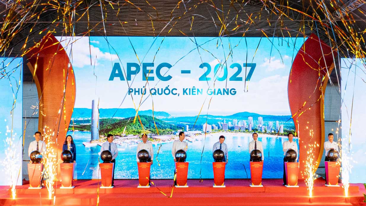 Cac dai bieu thuc hien nghi thuc phat dong cac du an phuc vu Tuan le cap cao APEC 2027. Anh: Xuan Nhi