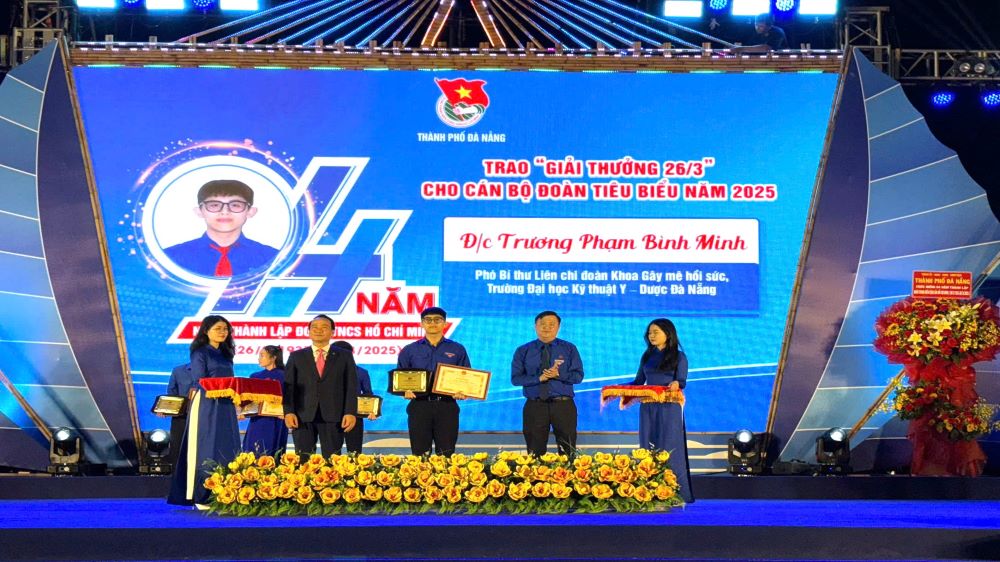 Đà Nẵng trao Giải thưởng 26.3 cho đoàn viên, thanh niên. Ảnh: Trần Thi