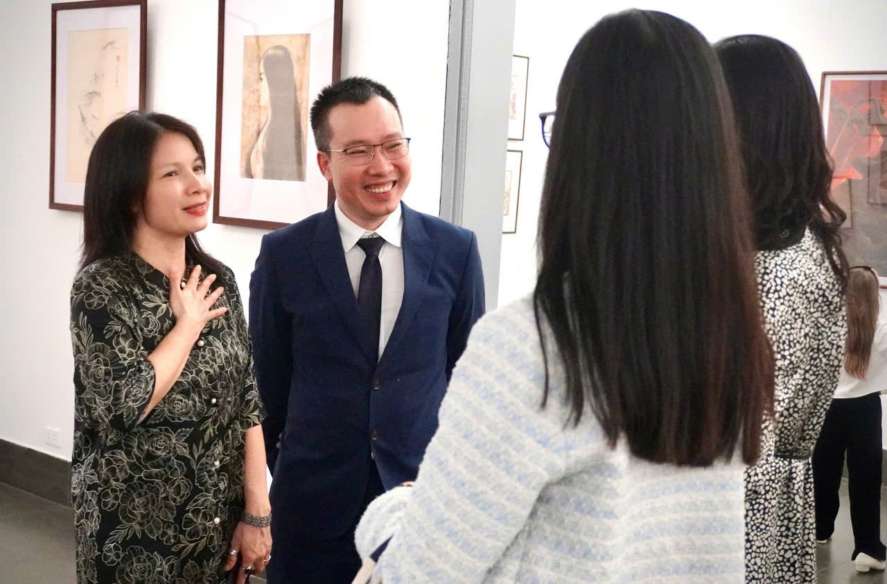 Chia se voi Lao Dong, hoa si Vu Bach Lien, con gai co hoa si Le Lam xuc dong cho biet: “Toi vo cung tu hao va biet on khi la con gai cua mot nghe si tai hoa, het minh cong hien cho nghe thuat nuoc nha. Phong cach lam viec day tu do nhung cung rat ti man, ky luong cua bo da anh huong sau sac den toi, khong chi trong nghe thuat ma con trong cach nhin nhan cuoc song“.
