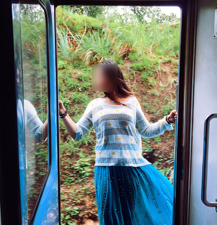 Chinese tourists swing off a running train to take photos. Illustrative photo: Sina