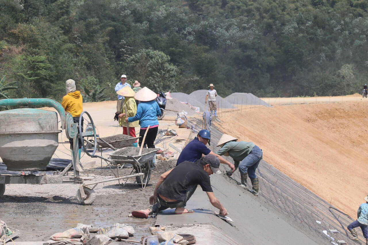 Công nhân, máy móc đang tích cực làm việc để kịp hoàn thành tiến độ công trình. Ảnh: Đặng Tình