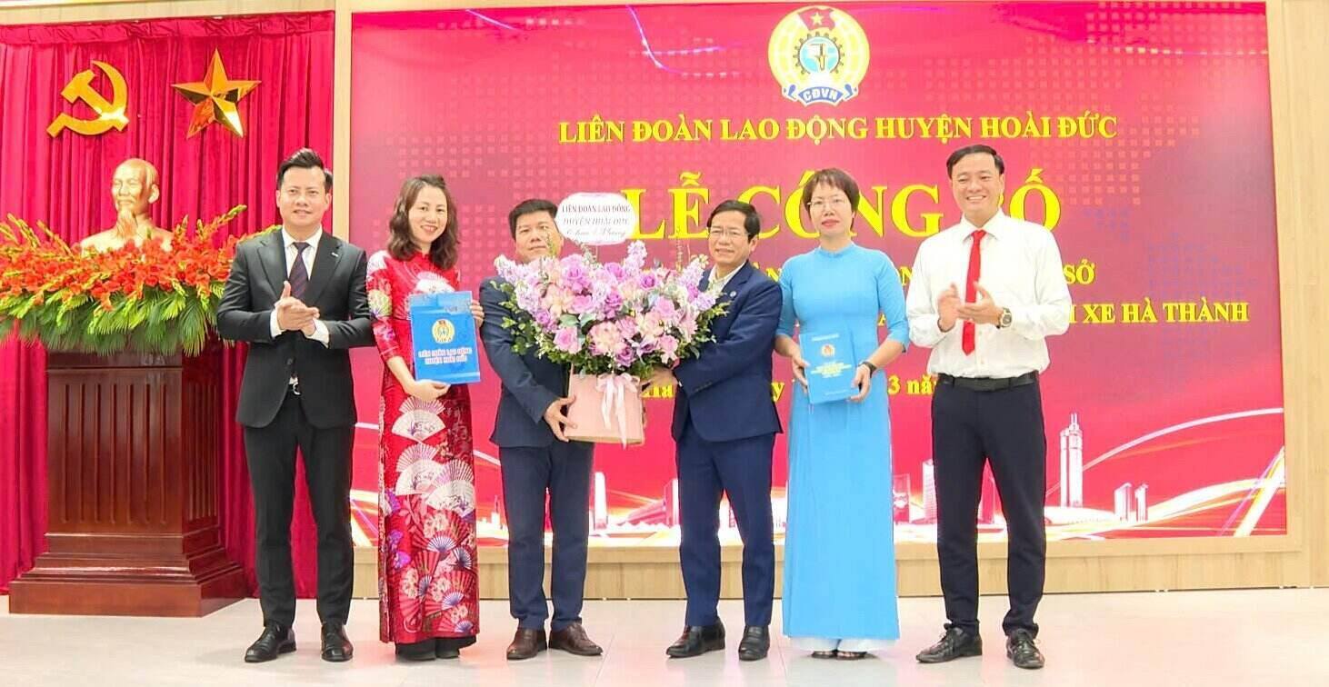 The Hoai Duc District Labor Federation presented the Decision to establish and congratulate the grassroots union of the Ha Thanh Vocational Education and Driving Test Center. Photo: Trade Union