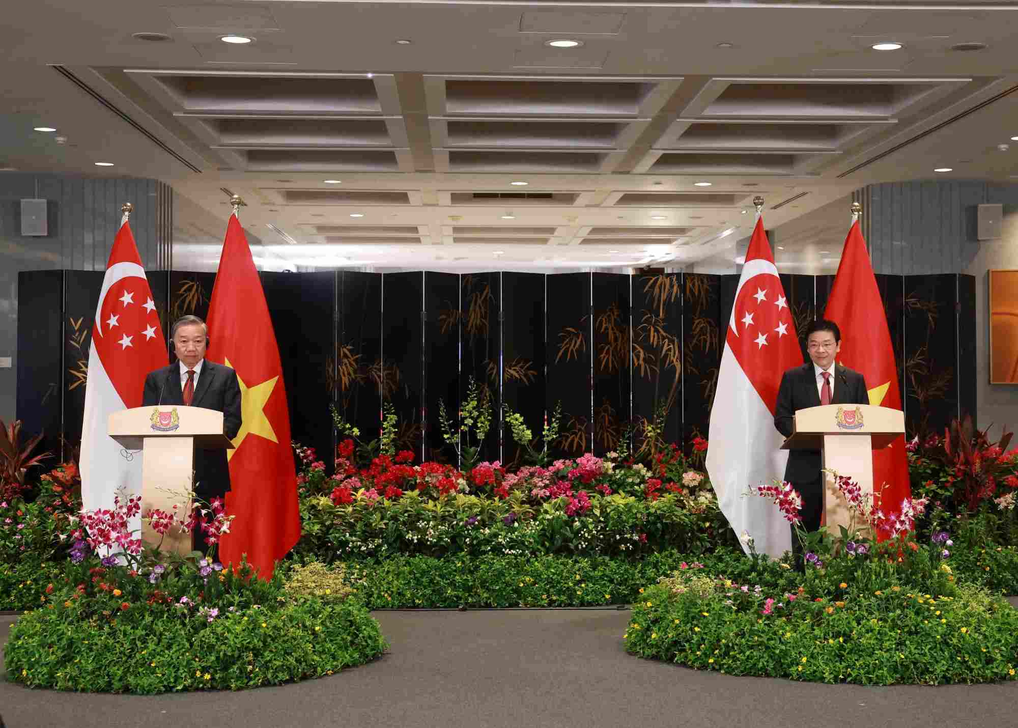 General Secretary To Lam and Singaporean Prime Minister, General Secretary of the Singapore People's Action Party (PAP) Lawrence Wong issued a statement upgrading the Vietnam - Singapore relationship to a Comprehensive Strategic Partnership at a press conference after talks on March 12. Photo: VNA