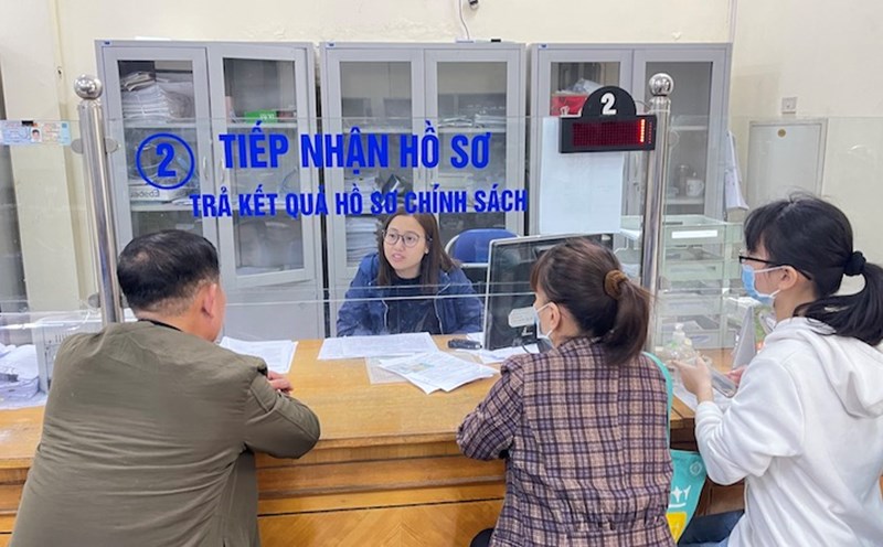 Hanoi Social Insurance officers advise employees on pension policies. Photo: Ha Anh