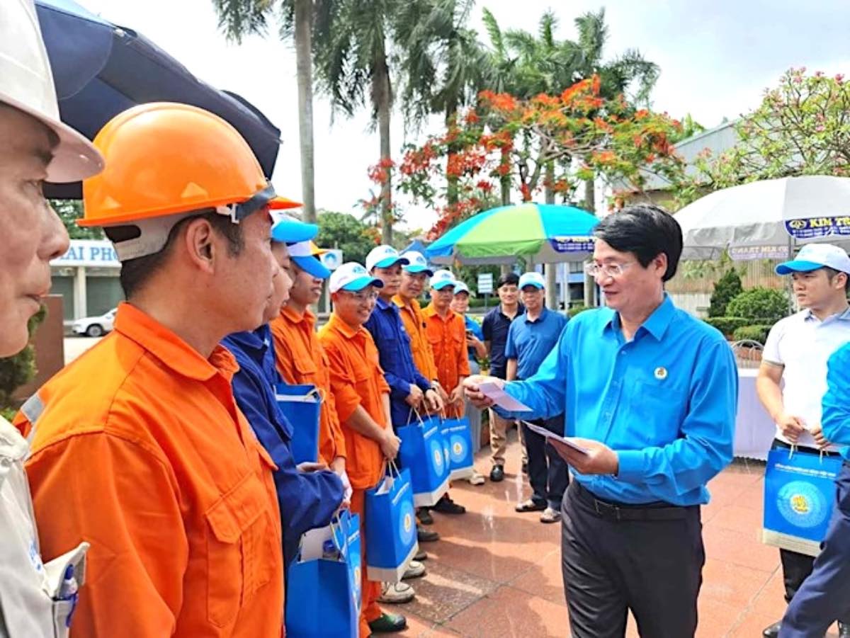 Mr. Le Phan Linh - Chairman of the Trade Union of Vietnam National Shipping Lines presented gifts and encouraged the workers. Photo: Vietnam Maritime Corporation Trade Union