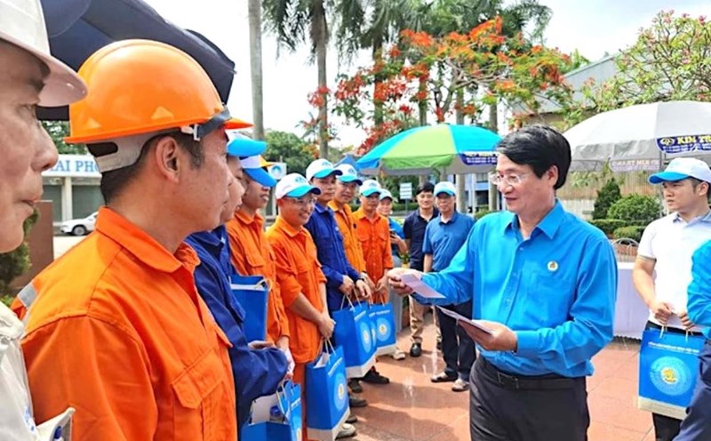Mr. Le Phan Linh - Chairman of the Trade Union of Vietnam National Shipping Lines presented gifts and encouraged the workers. Photo: Vietnam Maritime Corporation Trade Union
