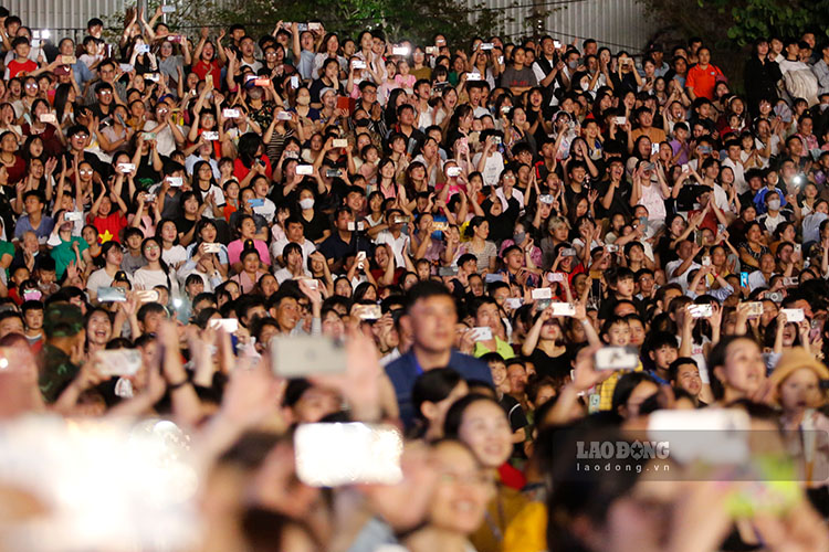 Dien Bien people "exploded" at the first ever Great Music Festival. Photo: Quang Dat.