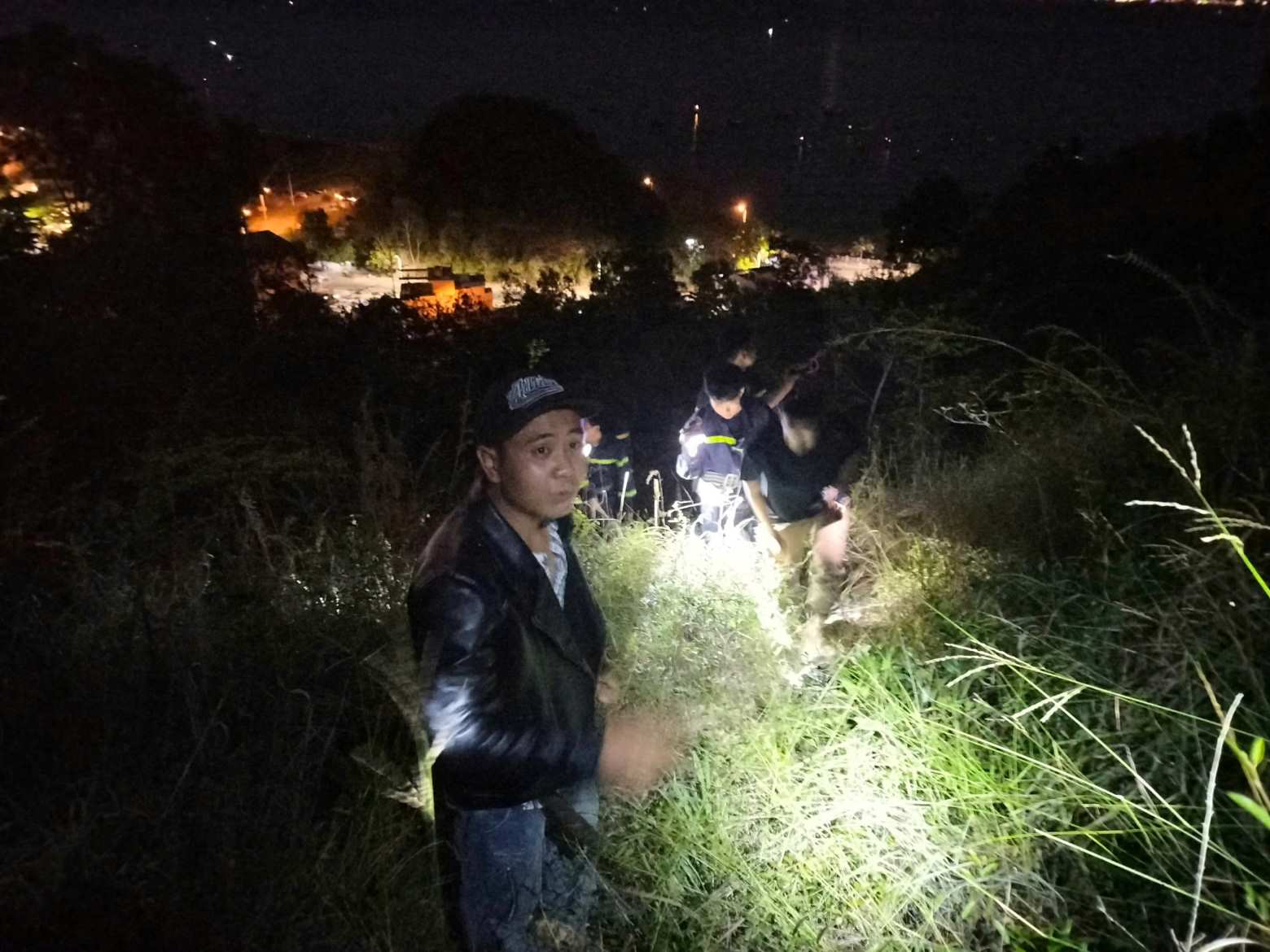 Tourists who got lost at night while going down the mountain were rescued by Khanh Hoa provincial authorities. Photo: Nha Trang