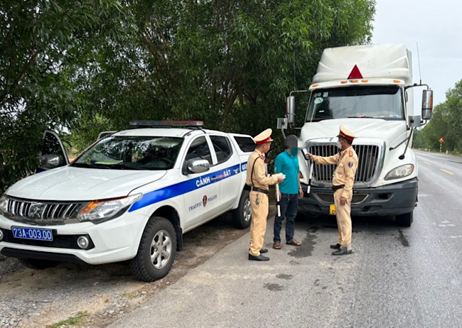 Quang Binh Police patrol and control traffic. Photo: Quang Binh Police