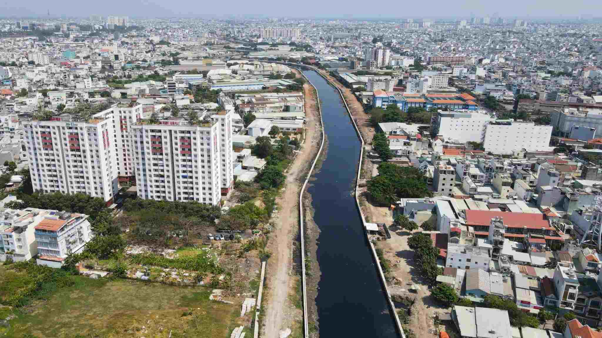 Hai tuyen duong ven kenh Tham Luong - Ben Cat da lo dien.  Anh: Anh Tu