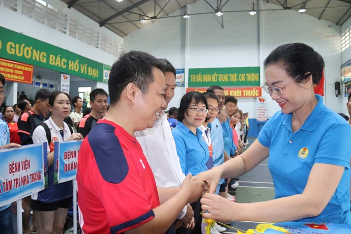 Hơn 600 đoàn viên ngành Y tế Khánh Hòa thi đá bóng, đánh cầu