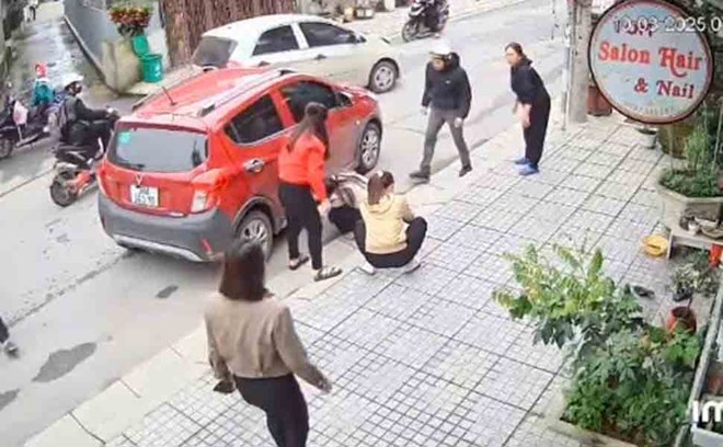 The scene where the 16-month-old boy died in an accident in front of the gate of Tuoi Tho Kindergarten in Ha Tinh. Photo cut from the clip.