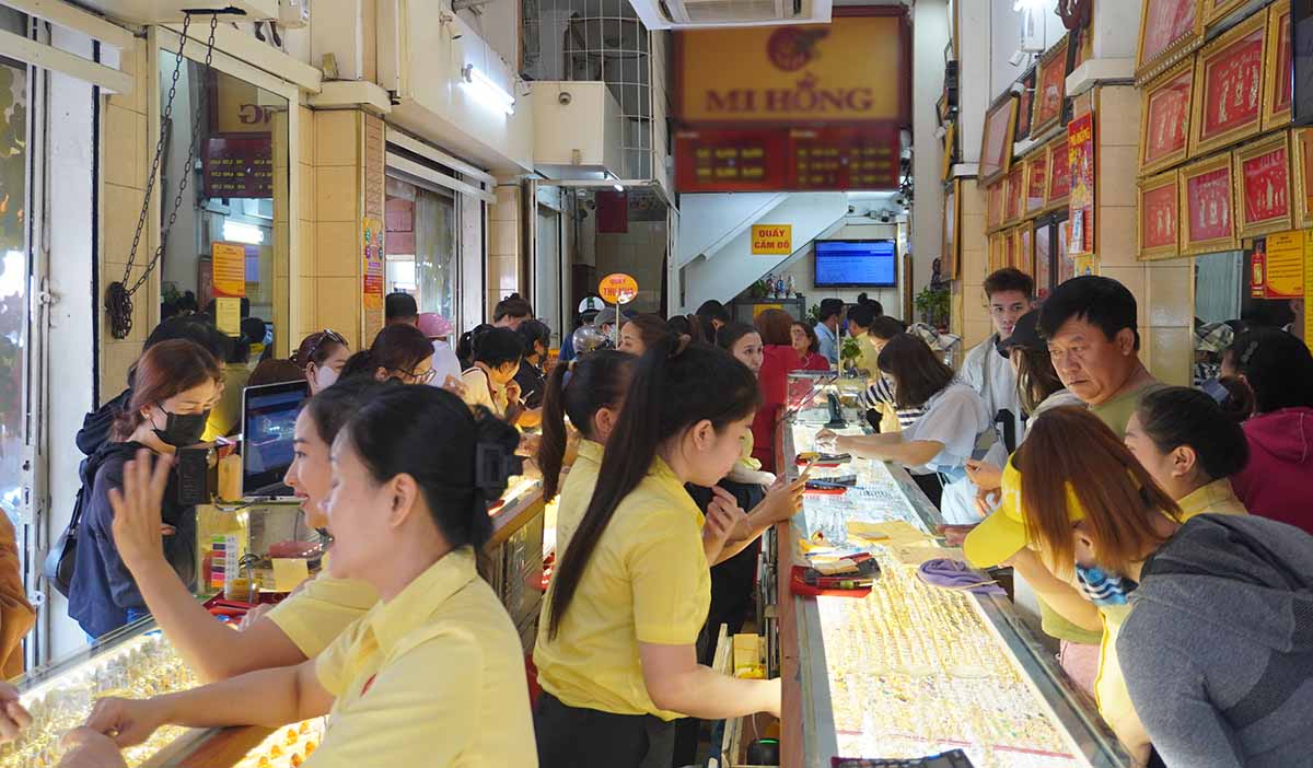At the end of the week, the number of customers coming to trade gold increased compared to previous days. Photo: Nhu Quynh
