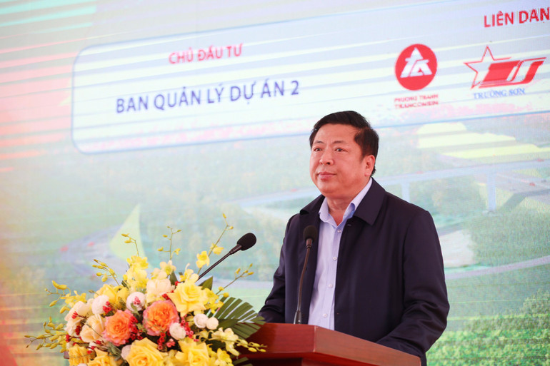 Minister of Construction Tran Hong Minh spoke at the groundbreaking ceremony of the Cho Moi - Bac Kan expressway project. Photo: Duong Long
