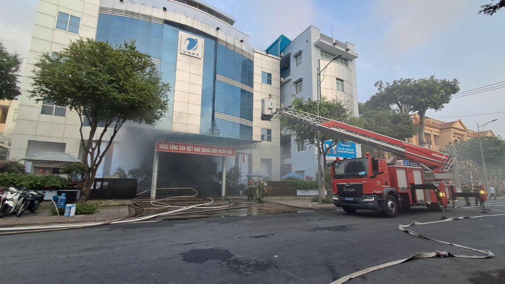 The authorities carried out firefighting work. Photo: Thanh Nhan