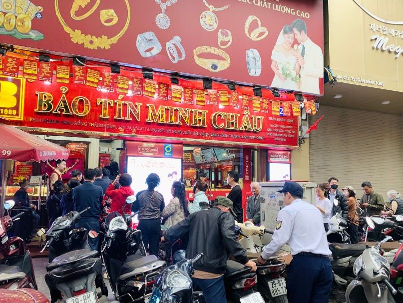 Sang 15.3, nhieu nguoi den cua hang vang bac da quy tai Ha Noi de mua vang nhan. Anh: Phuong Anh