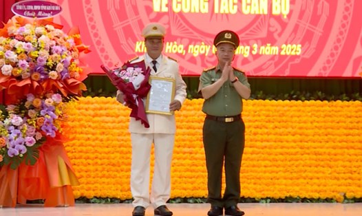 Thượng tá Nguyễn Mậu An (trái) nhận quyết định bổ nhiệm giữ chức vụ Phó Giám đốc Công an tỉnh Khánh Hòa. Ảnh: Công an tỉnh Khánh Hòa