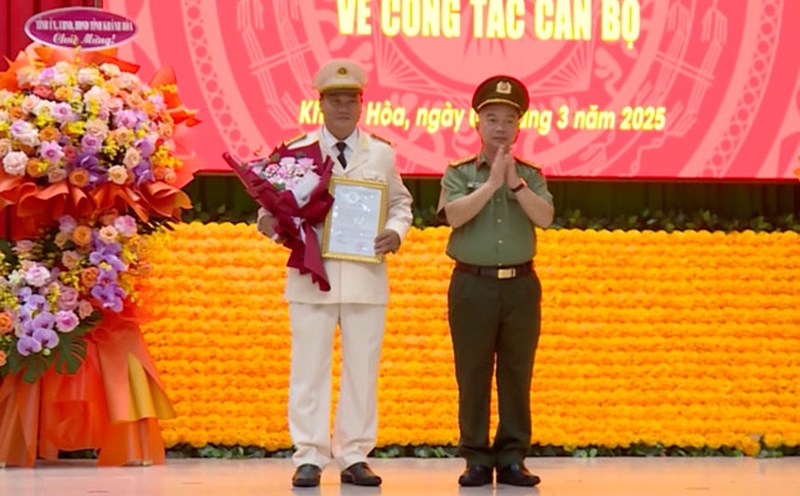 Lieutenant Colonel Nguyen Mau An (left) received the decision to appoint him as Deputy Director of Khanh Hoa Provincial Police. Photo: Khanh Hoa Provincial Police