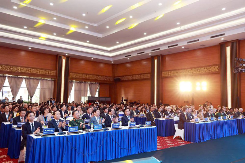 About 400 representatives of enterprises and investors attended the meeting in Lao Cai. Photo: Linh Vu