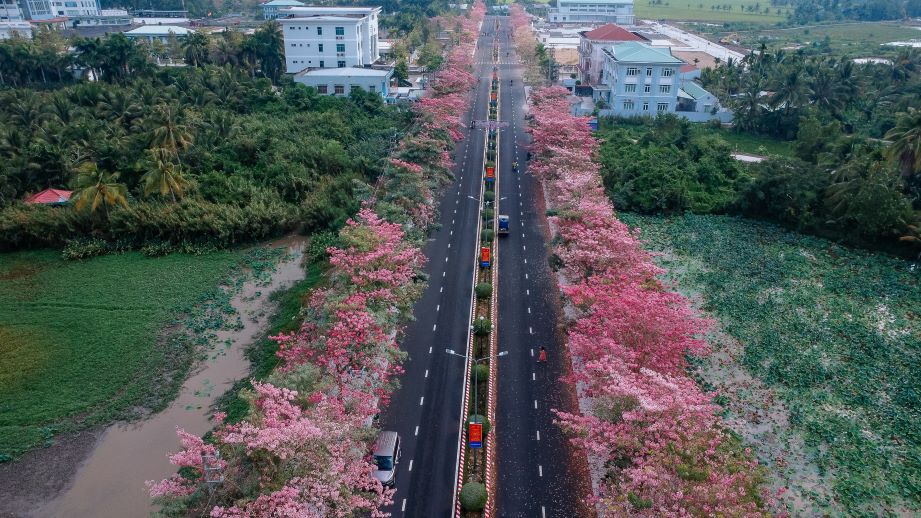 Ong Nguyen Van My - Pho Chu tich UBND huyen Chau Thanh (tinh Soc Trang) cho biet: “Thong qua su kien se tiep tuc quang ba nhung tiem nang, the manh phat trien du lich cua dia phuong, thu hut nguon luc dau tu, thuc day du lich phat trien, gop phan thuc hien thang loi muc tieu dua du lich tro thanh nganh kinh te quan trong cua huyen Chau Thanh.”