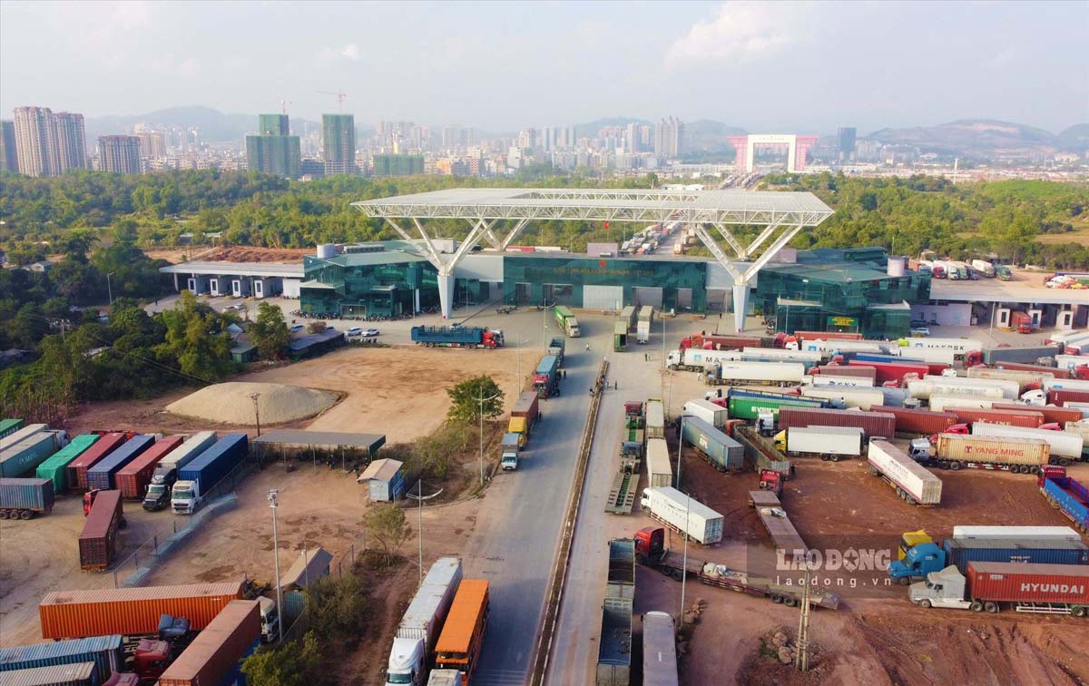 Import-export activities at Bac Luan 2 Border Gate, Mong Cai City, Quang Ninh Province. Photo: Doan Hung