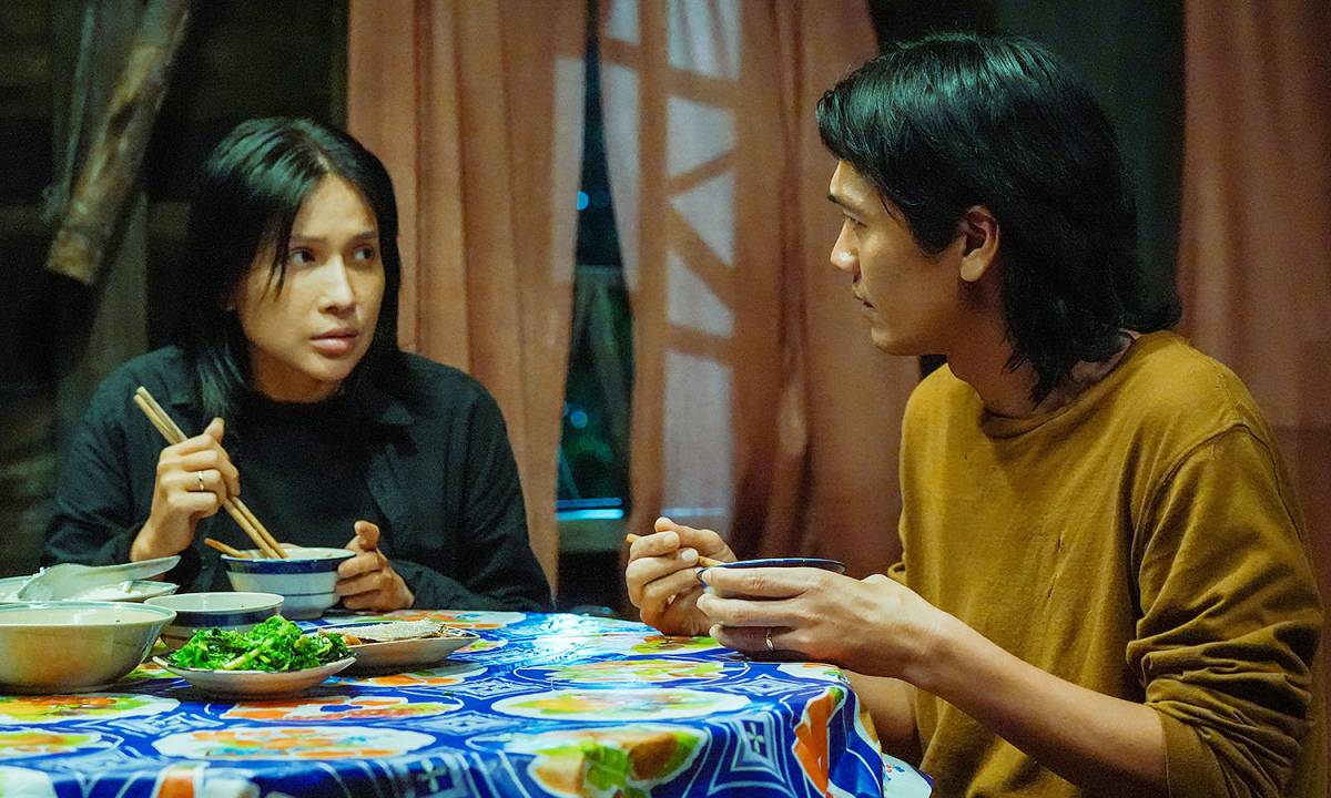 Kha Nhu and Quang Tuan star in "Quy Nhap Trang". Photo: CGV.