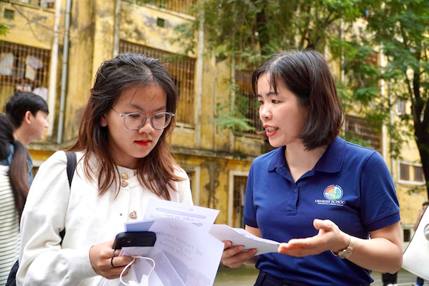 Sinh vien lang nghe tu van tai cac gian hang. Anh: Van Trang