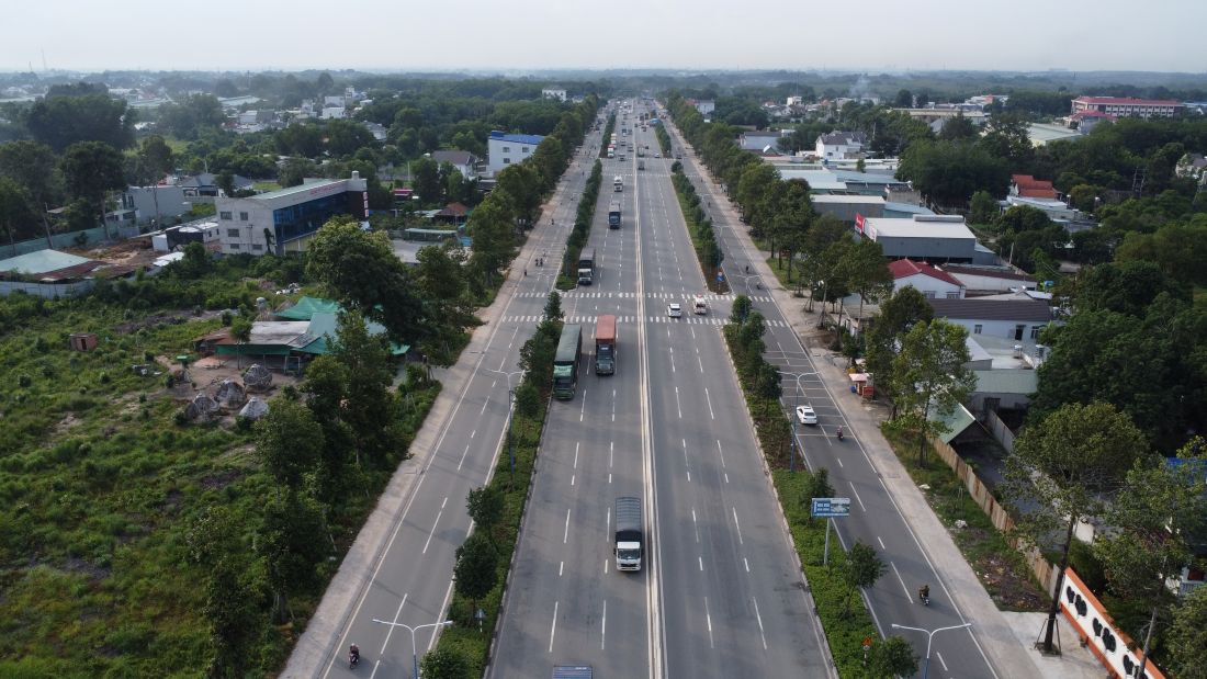 Binh Duong Provincial People's Committee assigned Becamex to prepare a pre-feasibility study report for the investment project to complete My Phuoc Tan Van road. Photo: Dinh Trong