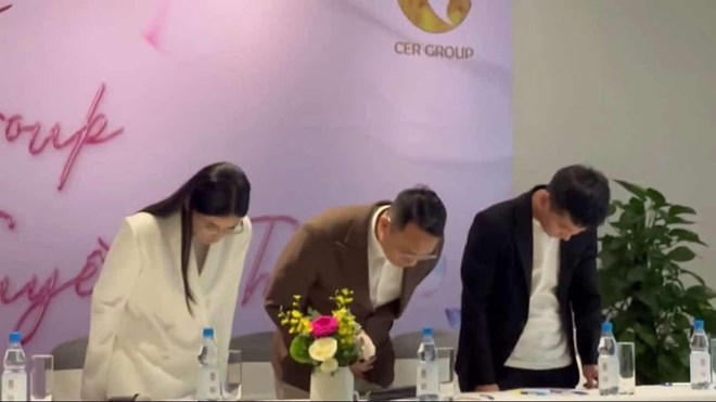 Quang Linh Vlogs, Hang Du Muc and representatives of Chi Em rot Group Joint Stock Company (CER Group) bowed their heads to apologize. Photo: Cut from video